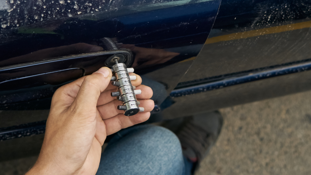 פורץ רכבים בעכו – מענה זמין 24/7 באזור 1 פורץ רכבים