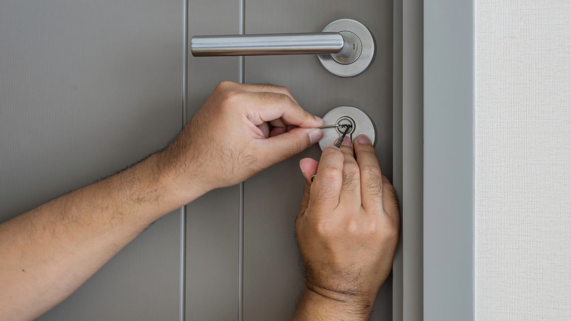 פורץ מנעולים בחיפה - שירותי פריצה מהירים לכל סוגי הדלתות 1 פורץ מנעולים בחיפה